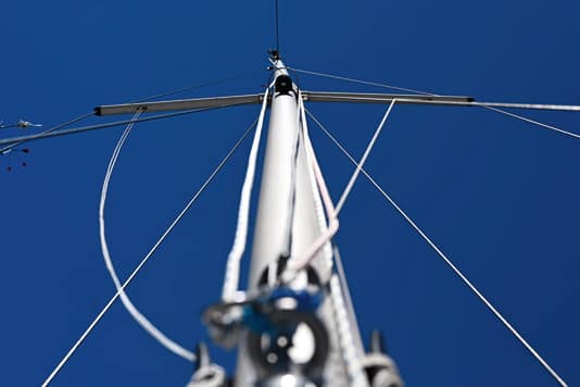 Bruits gênants provenant du gréement – comment éviter que les drisses ne claquent
