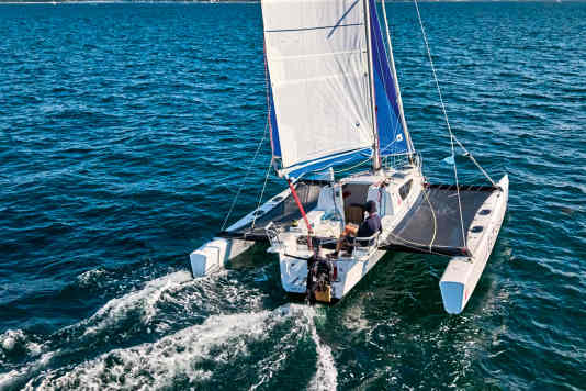 Dieser Trimaran schrumpft auf Trailermaß