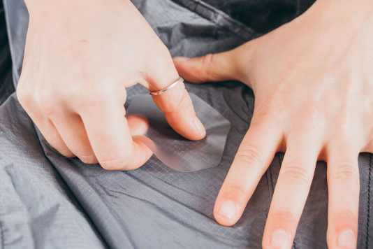 Riparazione della pelle d'oca semplificata. Toppe autoadesive anche per subacquei in neoprene e muta stagna.