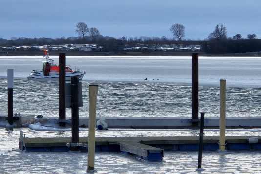 Un kitesurfeur s'enfonce dans la glace, les sauveteurs interviennent