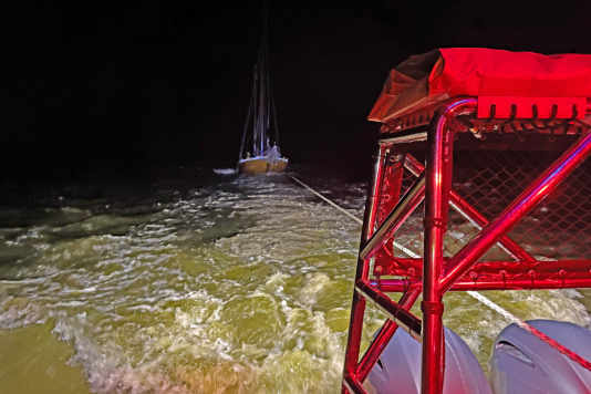 Seenotretter helfen Seglern nach Mastbruch und Verletzung