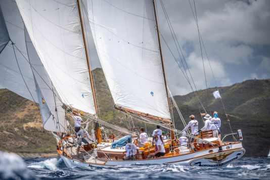 Spettacolo di yacht classici sullo sfondo dei Caraibi