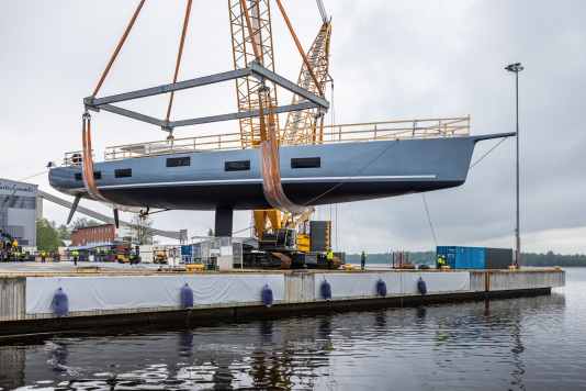 Baltic vara una nave da crociera blu di 37 metri di lunghezza