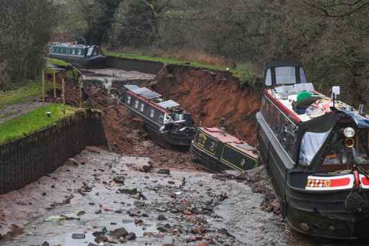 Narrowboats gehen nach Dammbruch auf Grund