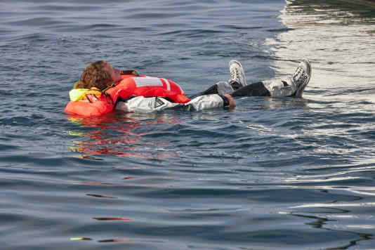 Rettungsweste richtig warten, packen und anlegen