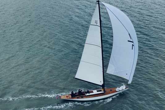 Klassische Q-Class-Yacht in die Neuzeit überführt