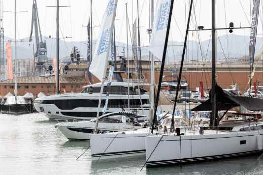 Fokus auf segelnde Superyachten