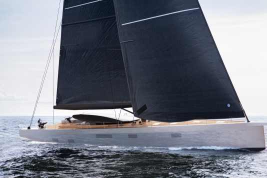 Un tipo diverso di viaggio lungo - un'arca di 100 piedi con cappuccio