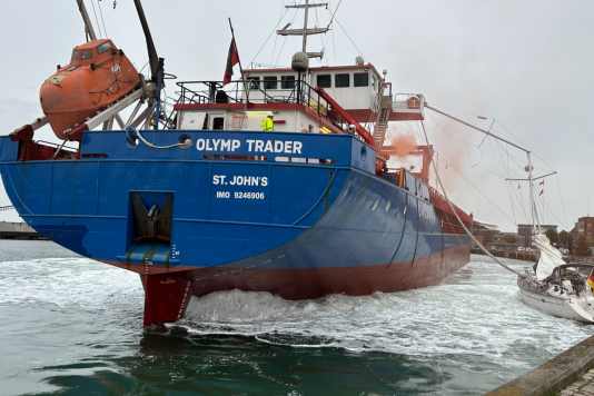 Kümo quetscht Segelyacht ein – Seglerpaar im Interview