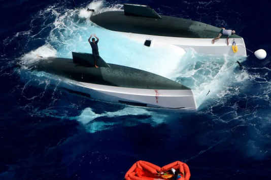 Catamarano rovesciato nel Pacifico - tre marinai salvati