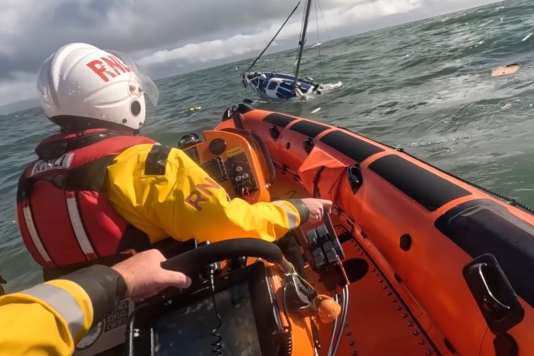 Signalrakete führt Retter zu sinkender Yacht