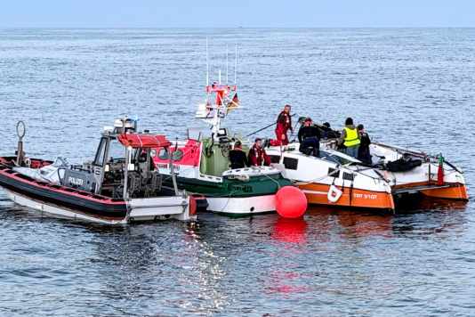 Seenotretter schleppen Katamaran nach Hooksiel