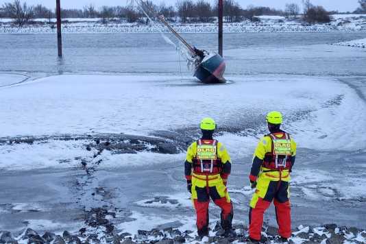 Un plaisancier échoue dans la vase glacée de l'Elbe lors de la tempête "Elli