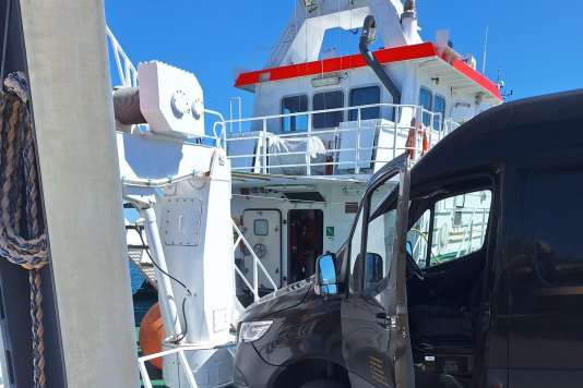 Kleintransporter rollt auf Rettungskreuzer