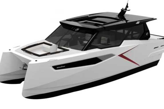 Cruising-Kat mit Decksalon