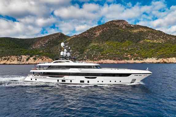 Topteam begeistert Eigner mit 50-Meter-Familienyacht