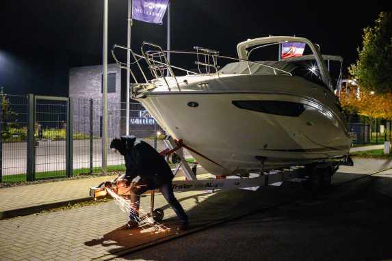 Preventing boat theft - trailer locks in a comparison test