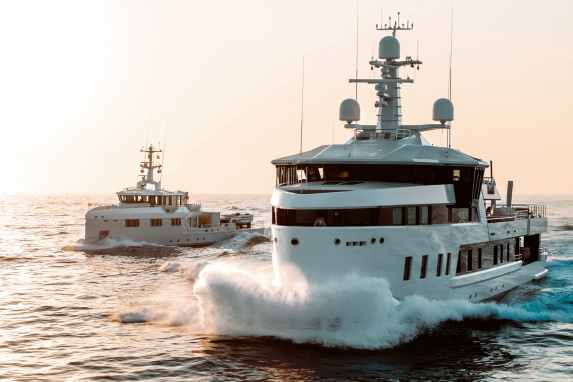 Xplorer 60 und 53-Meter-Versorger sind als Pärchen auf Weltreise