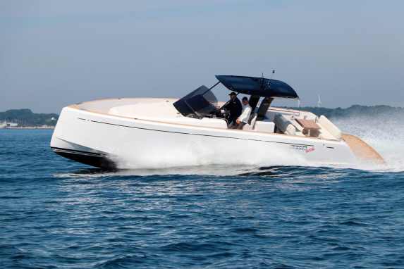 Day cruiser with outboard motor - Pardo 38