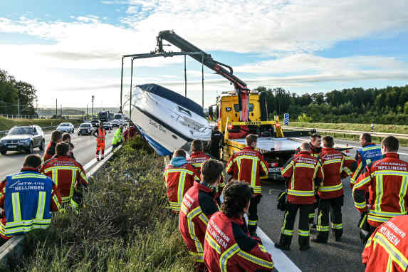Motorboat strands on centre crash barrier