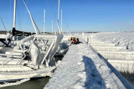 Ice art in harbours and along the coasts