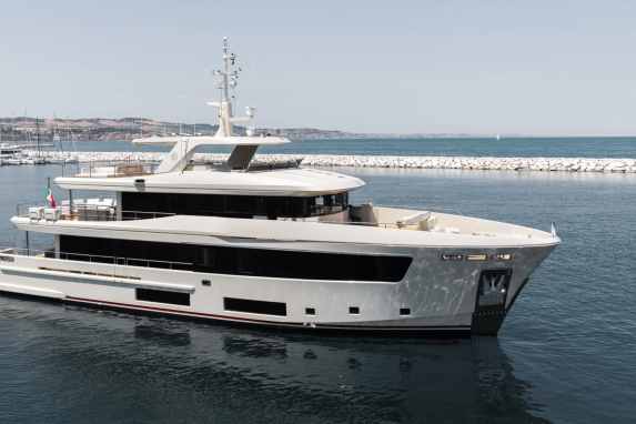 Cantiere delle Marche wassert erste Nauta Air 110