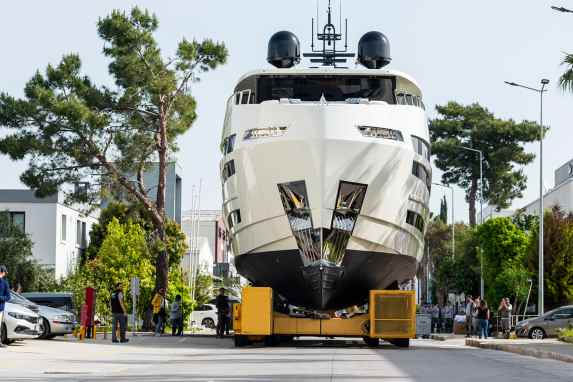 Lazzara UHV 100 setzt auf Volumen und Luftfahrttechnik