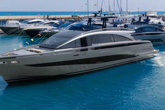 Vize-Flaggschiff der Sport-Utility-Reihe gewassert