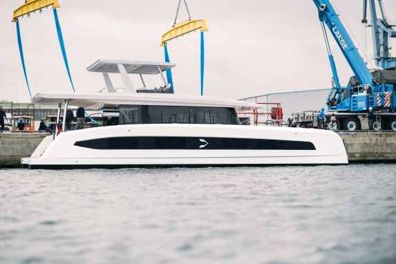 Erste Solar-Yacht aus Stralsund zu Wasser gelassen