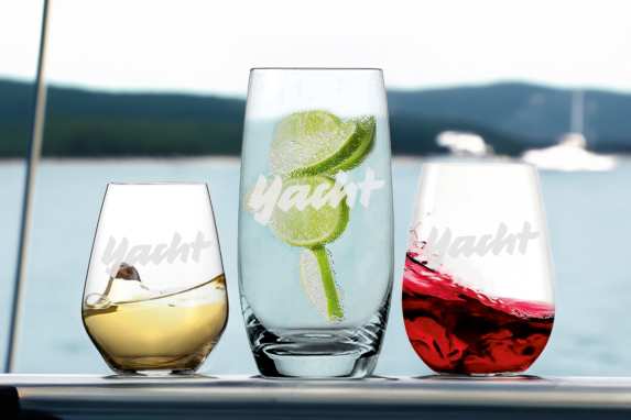 Gläser, Besteck und Kaffeefilter für den Bordalltag