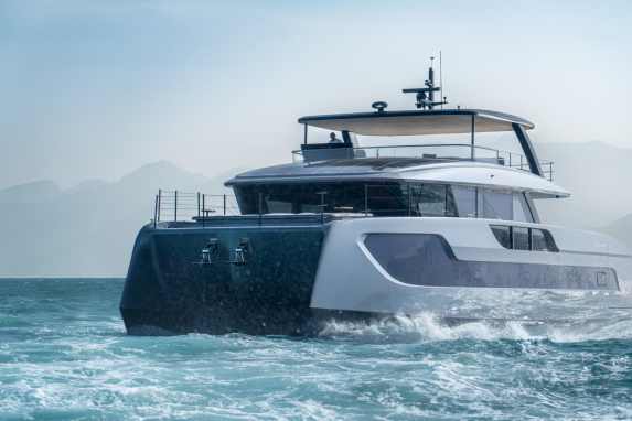 Manoeuvrable cat with hybrid drive option