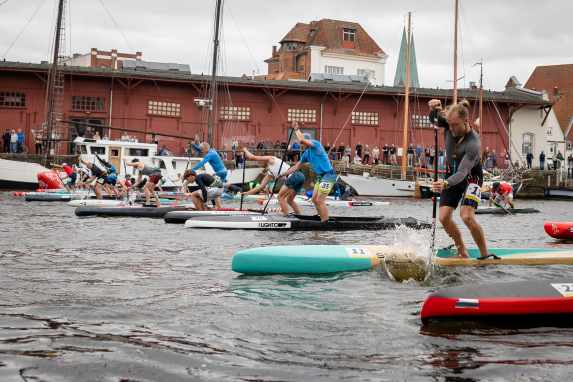 Über 70 Paddler beim Seven Towers SUP Race in Lübeck