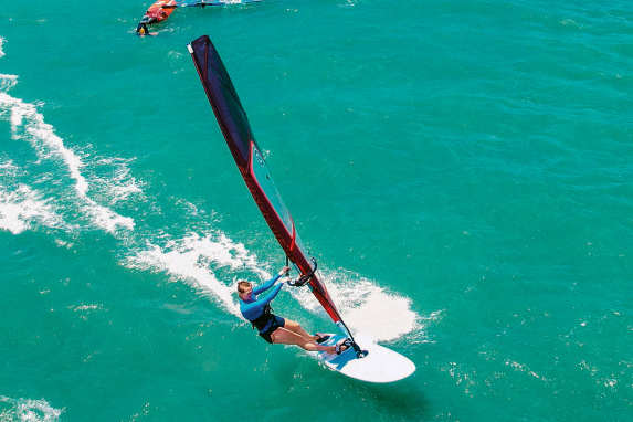 So gelingen spektakuläre Drohnen-Aufnahmen beim Windsurfen