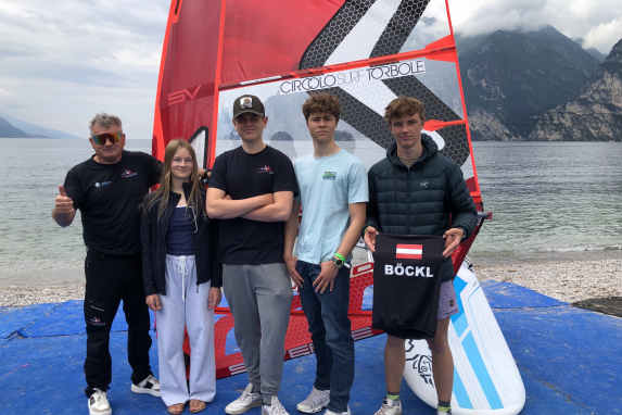 Ex-regatta surfers start a new career as iQFOiL coaches