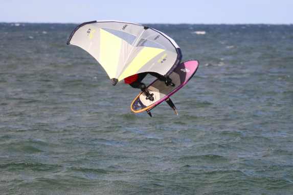 Jumping while wingfoiling - the best tips in the video