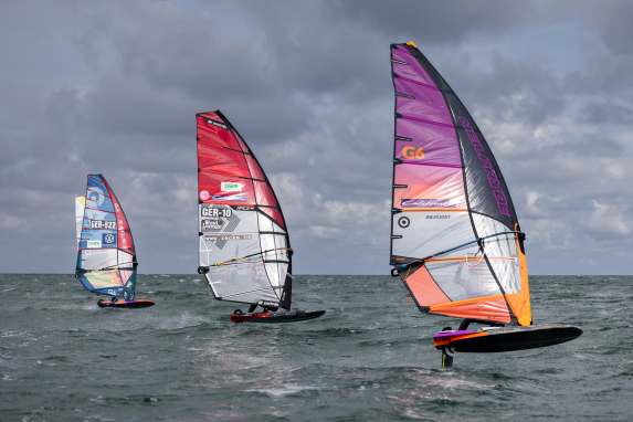 How to place sail numbers and stickers correctly