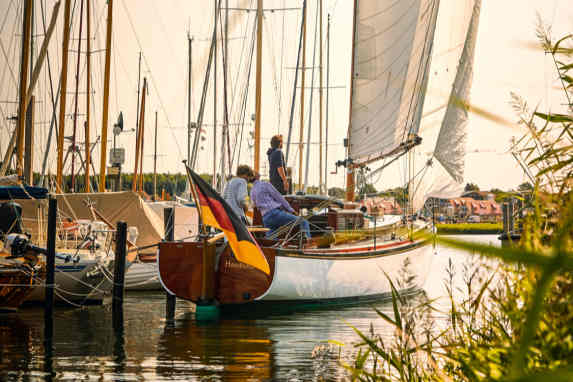 How to make successful harbour manoeuvres under sail