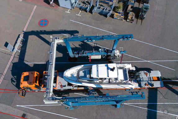 So werden Yachten auf der Landstraße transportiert