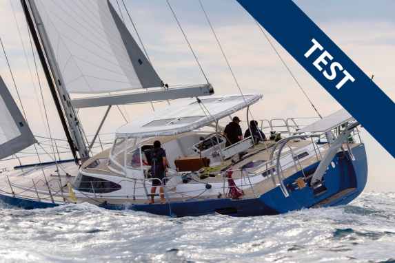 Luxury tourer with high seaworthiness and robustness