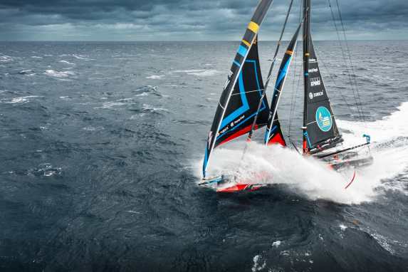D'abord les dégâts au foil, maintenant la grand-voile se déchire