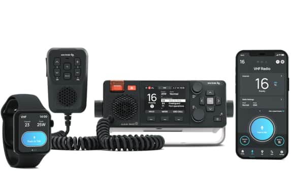 Mit dem Em-Trak X100 wird das Smartphone zum UKW-Funkgerät, inklusive AIS-Transponder