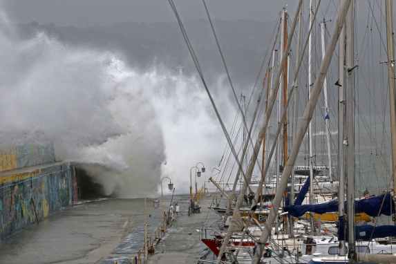 Le strane avventure che capitano ai velisti in porto quando il tempo è brutto