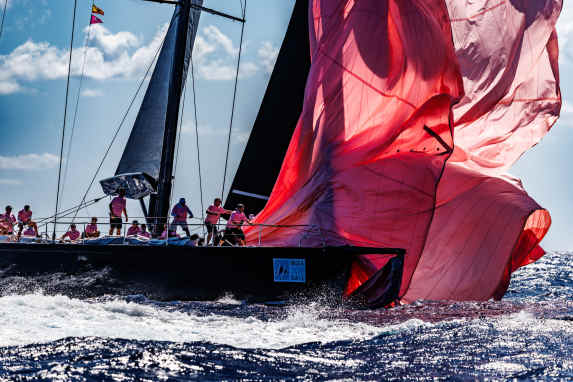 Superyachten vor balearischer Traumkulisse