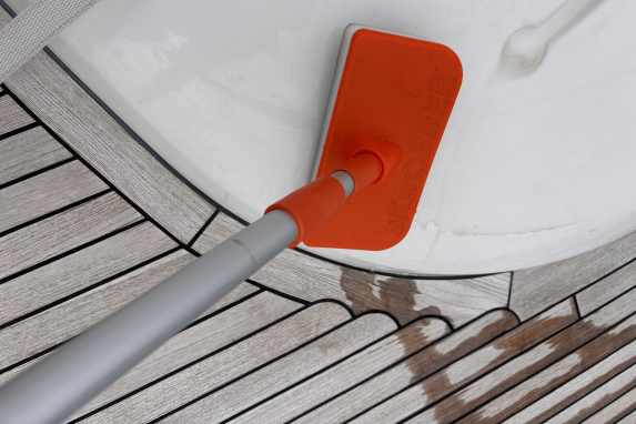 Innovative cleaning sponge for wood and plastic