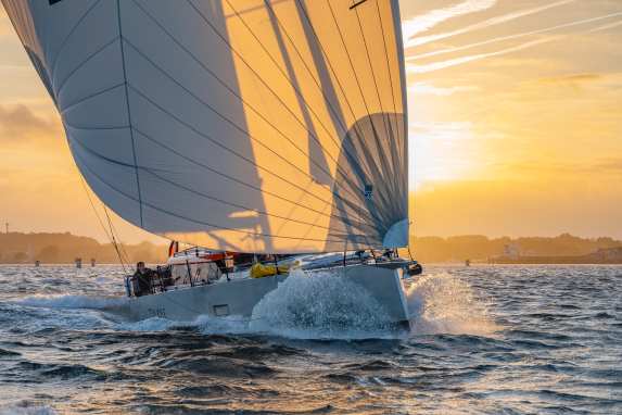 Erste Alu-Deckssalonyacht aus junger Kieler Werft