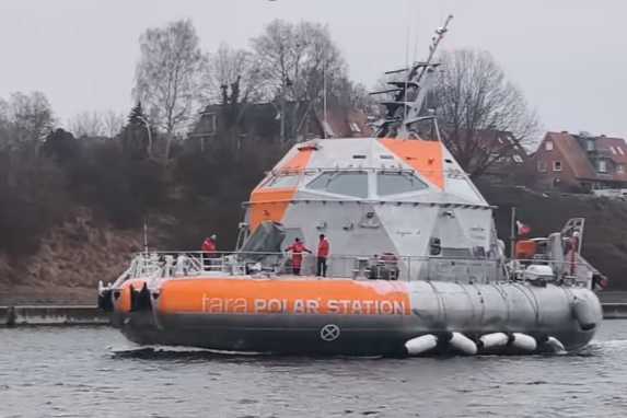 UFO oder Schiff? Ein außergewöhnliches Gefährt auf dem Nord-Ostsee-Kanal