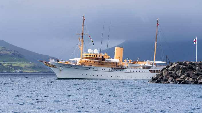 König Frederik X. reist mit Königsschiff „Dannebrog“ an