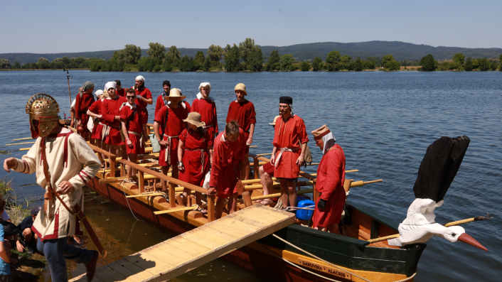 Scientists row in the footsteps of antiquity