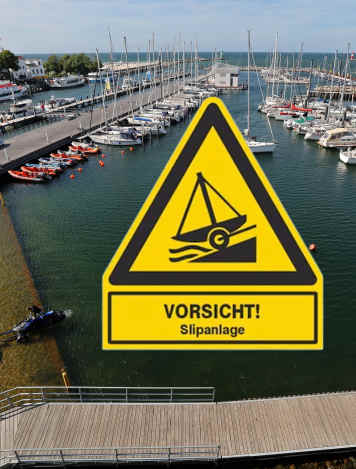 Auto mit Trailer versinkt im Yachthafen