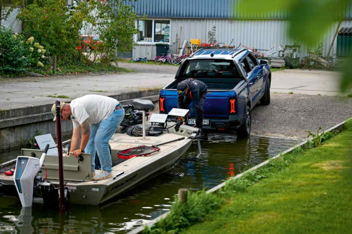 Mit E-Pick-up und Elektro-Angelboot nach Friesland